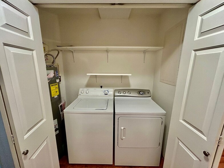 Building Photo - Great Location!