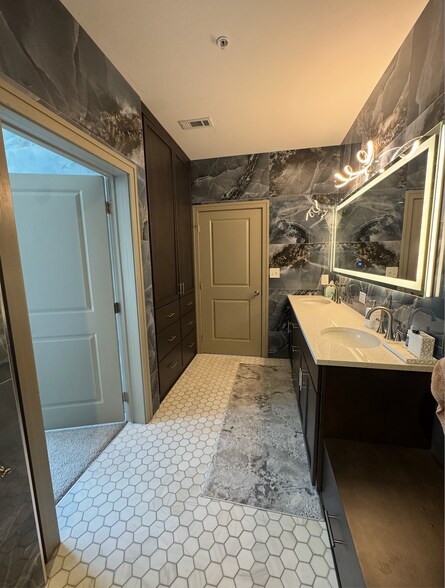 Bathroom - 51 N High St