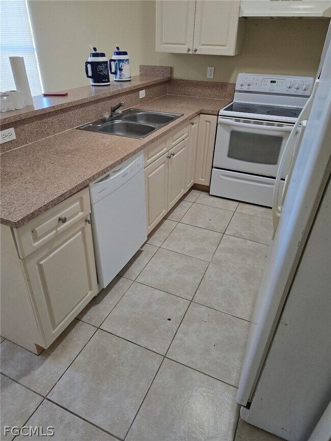 Building Photo - 2633 Sunniland Blvd