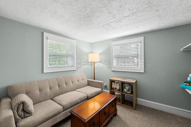 Building Photo - 1930'S AMAZING CRAFTSMAN HOME...3 BEDROOM/...