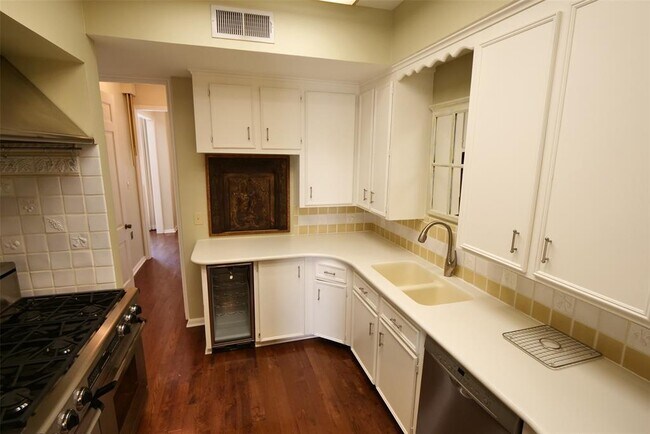 Building Photo - 7620 Del Monte Dr