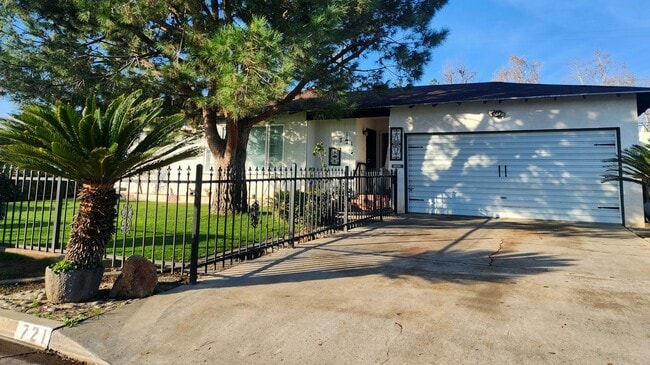 Building Photo - SW-Bakersfield 3 bedrooms 1 baths