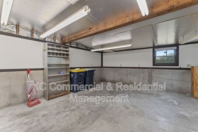 Building Photo - 7809 NE San Rafael Dr