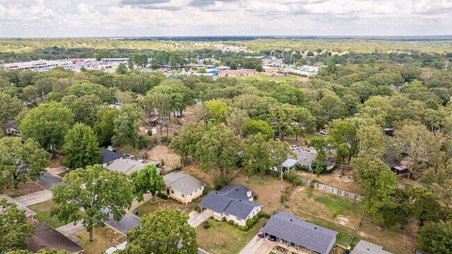 Building Photo - 6412 Chippewa Dr