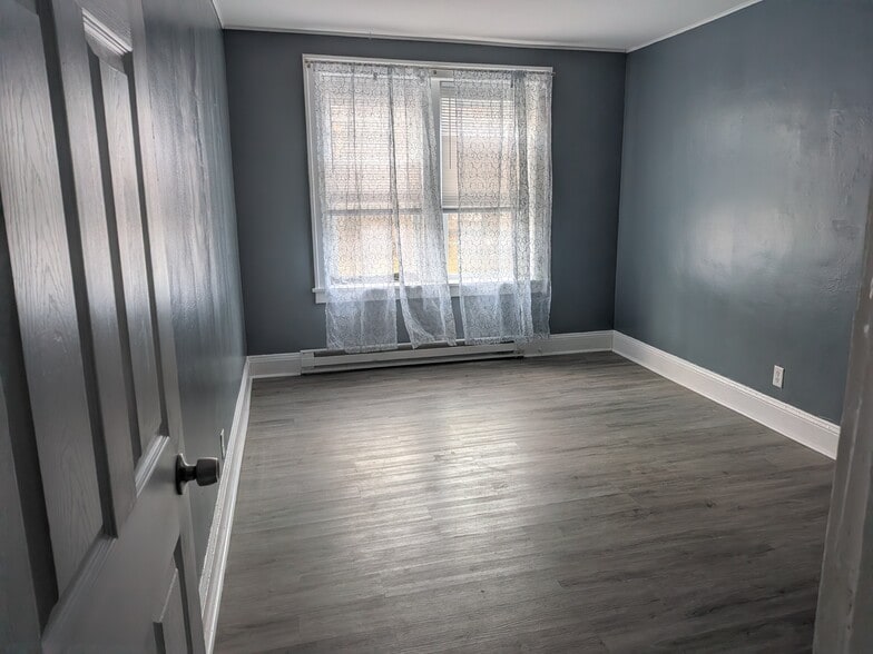 Building Photo - 66 Broad St