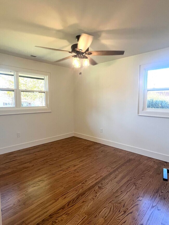 Building Photo - 3 Bedroom 2 Bath house Great Hendersonville Location!