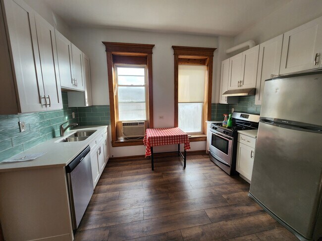 Primary Photo - 2404 W Superior St