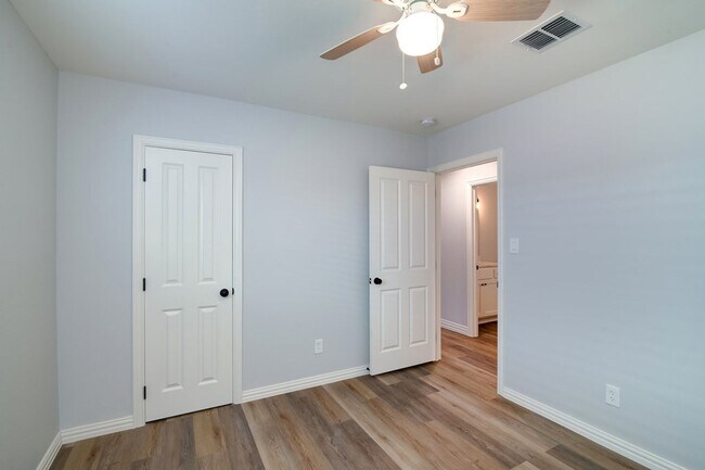 Building Photo - AVAILABLE NOW! GORGEOUS 3 BEDROOM HOME!