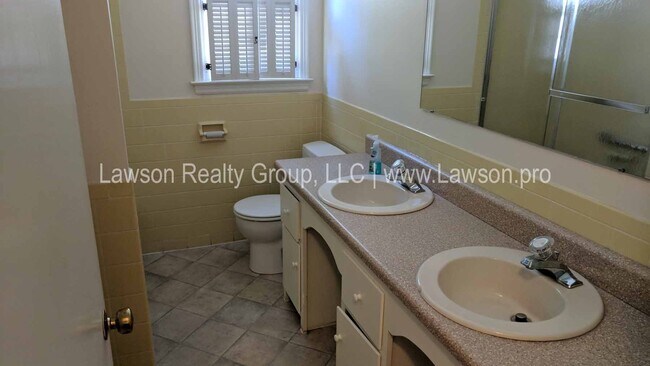 Building Photo - Conveniently Located, Spacious Salem Home