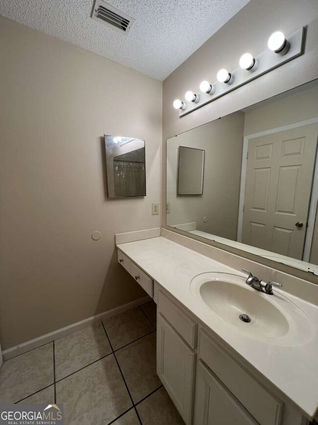 Building Photo - 155 E Lakemont Dr