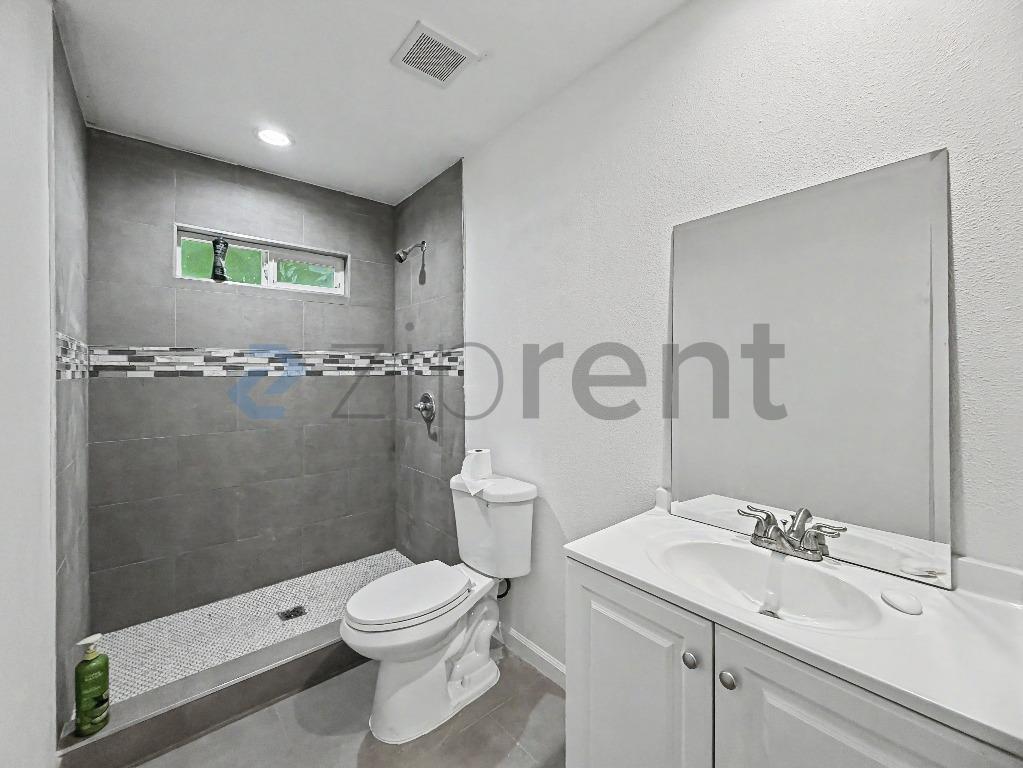 Building Photo - Unit 874