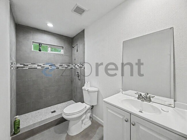 Building Photo - Unit 874