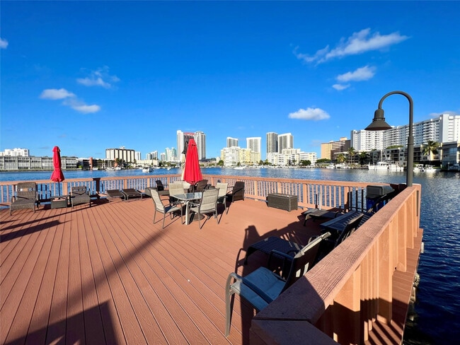 Building Photo - 400 Golden Isles Dr