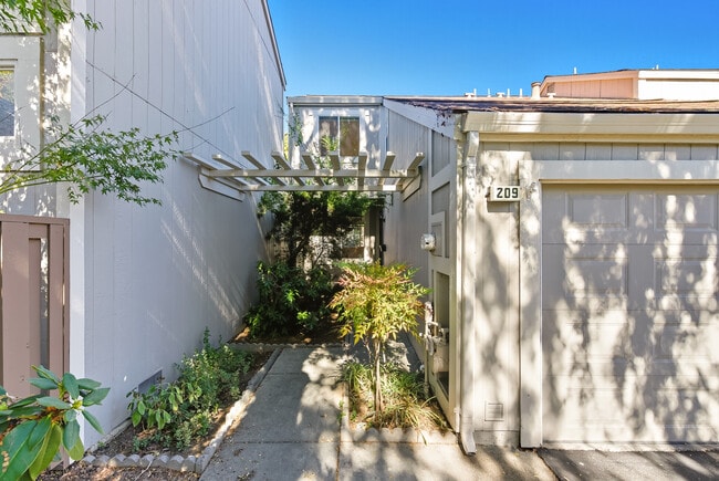 Building Photo - 209 Valley Oak Plaza