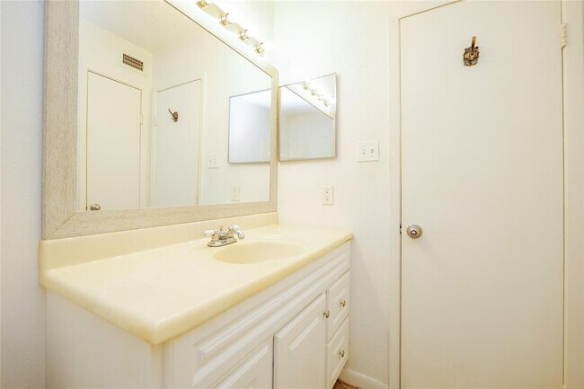 Building Photo - 17401 Red Oak Dr