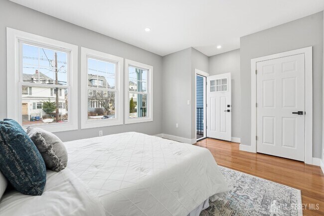 Building Photo - 212-214 Montgomery St