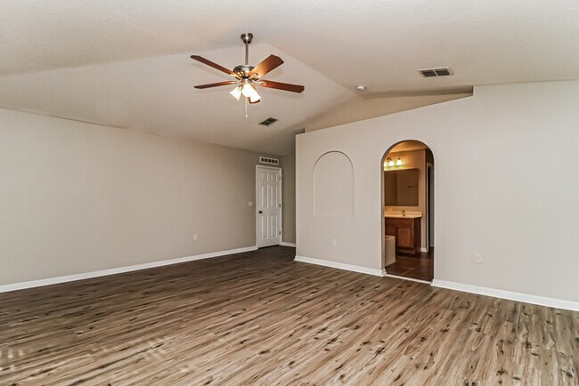 Building Photo - 350 Lake Shepard Dr