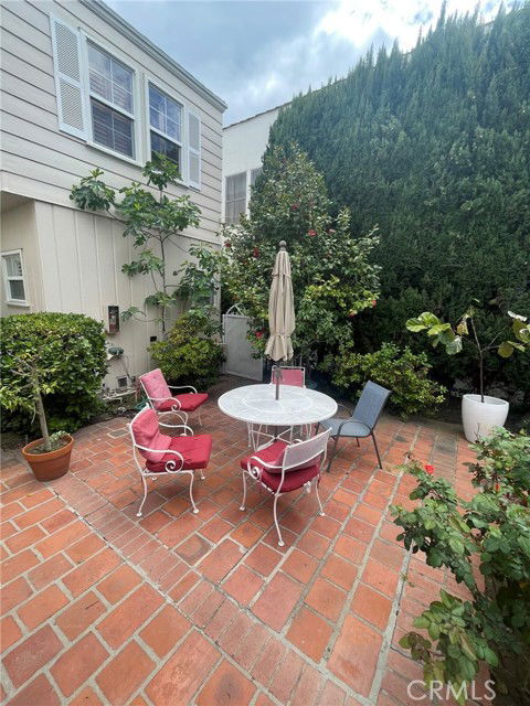 Building Photo - 135 1/2 Canon Drive Apt #135, Beverly Hills, CA 90212 - 2 BR 2 BA condo