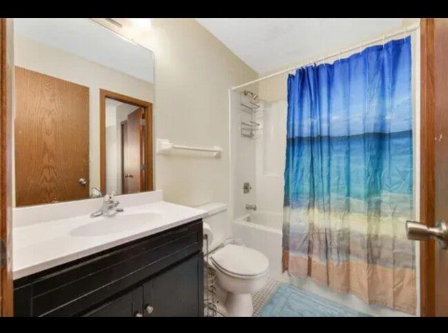 Building Photo - Spacious 2 Bedroom Condo