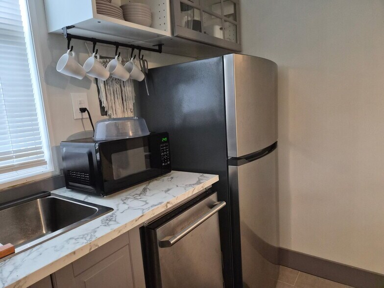 Kitchen - Fridge - Microwave - Dishwasher - 1513 Truman Rd