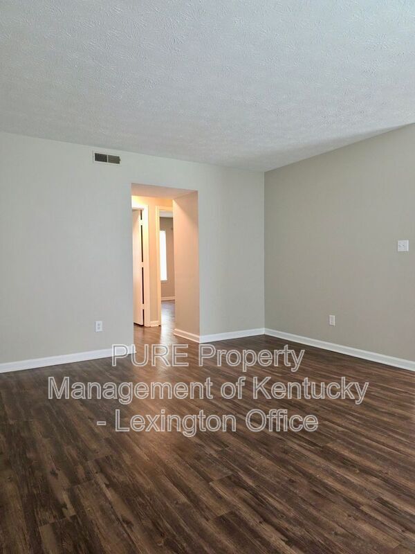 Building Photo - 3793 Camelot Dr