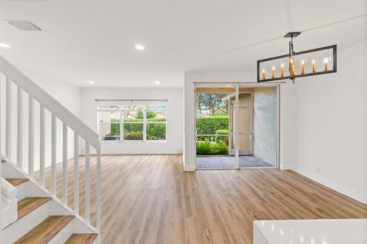 Building Photo - 6427 Park Lake Cir