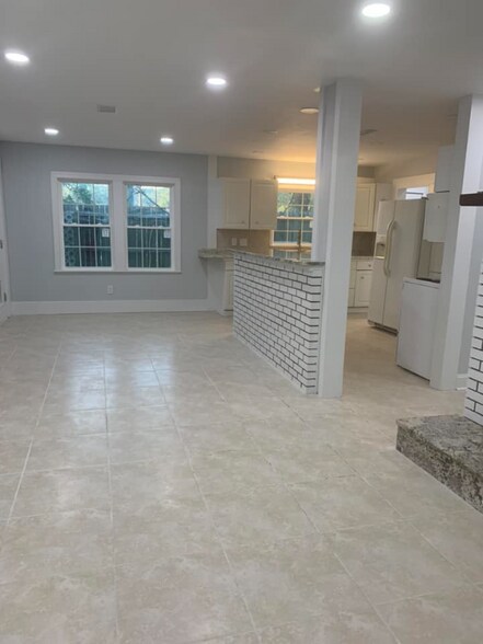 Building Photo - 403 73rd Ave N