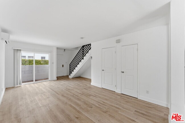 Building Photo - 825 S Detroit St