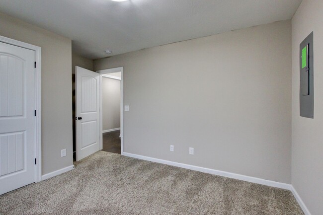 Building Photo - Fresh and Clean 3 bed 2 bath.  Sweet layout!