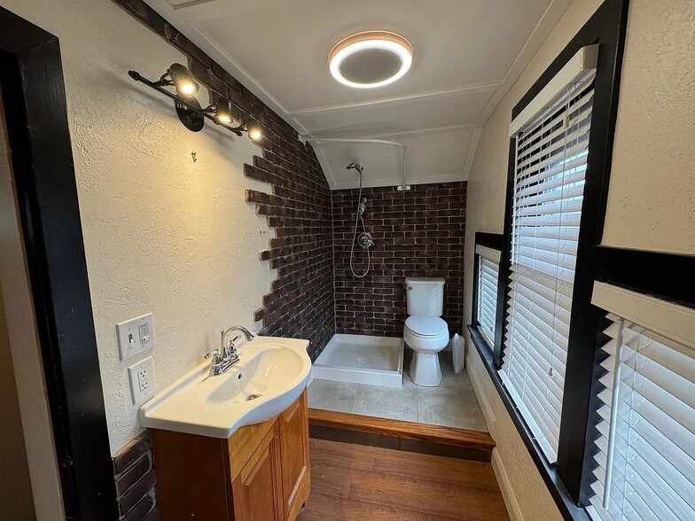 Building Photo - 800 E Belmont Ave