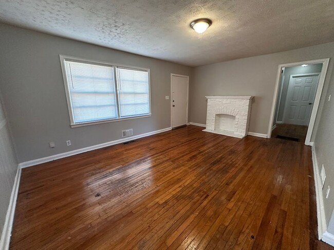 Building Photo - 3 bed 1 bath property in Decatur!!