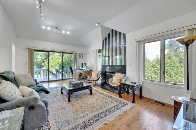 Building Photo - 2 Meadowwood Ln