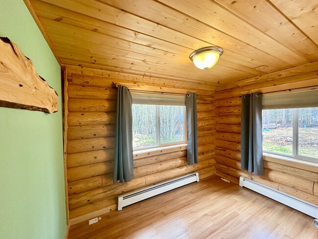Building Photo - CHARMING LOG HOME!