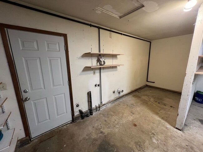 Building Photo - Well Maintained Three Bedroom Home in South Salem with Fenced Backyard