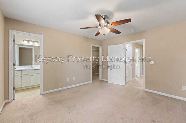 Building Photo - 6107 Village W Ln