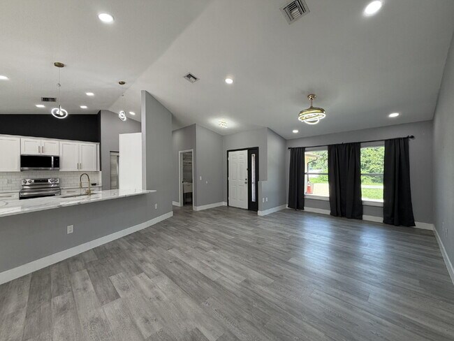 Building Photo - "Charming 3-Bedroom Retreat with 2 Full Baths on Aurora St NW!"