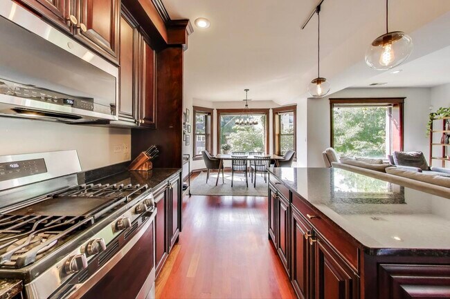 Building Photo - 3106 W Lyndale St
