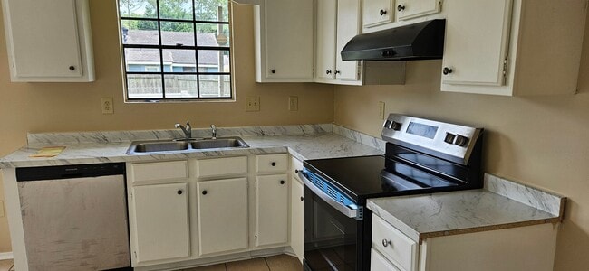 Building Photo - Cozy house on cul-de-sac walking distance ...