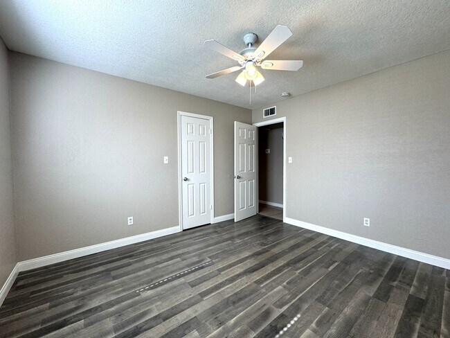 Building Photo - CORNER LOT 3 BEDROOM PLUS DEN WITH FIREPLACE AND LARGE YARD