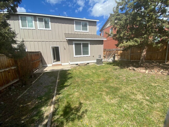 Building Photo - Reindeer Ave. Duplex