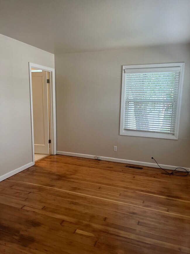 Building Photo - 1 Bedroom / 1 Bathroom Duplex in Old South...