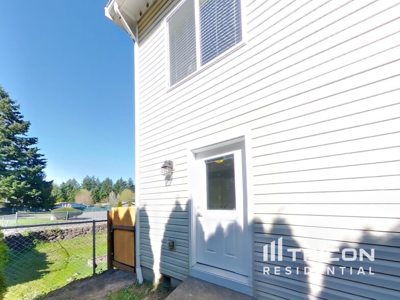 Building Photo - 1615 Cunningham Dr NE
