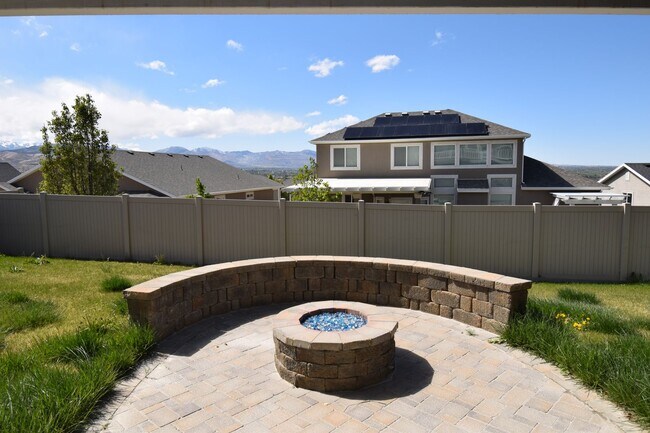 Building Photo - Spacious and Bright 5 Bed 3.5 Bath in Riverton!!