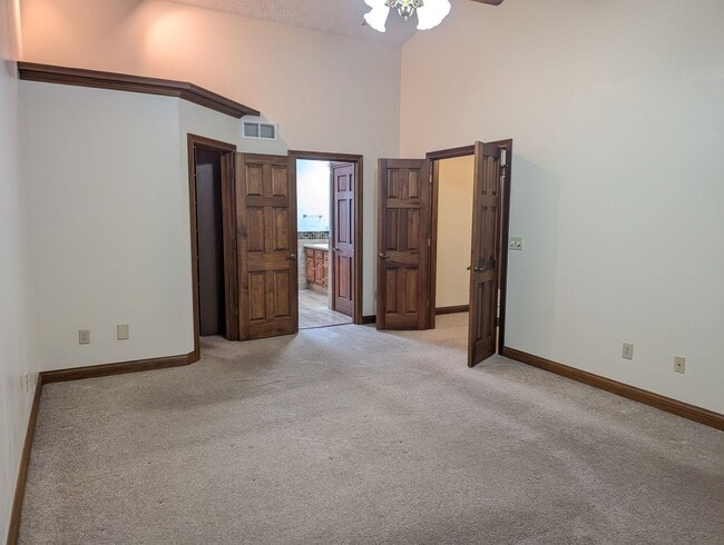 Building Photo - 4 Bedroom Beavercreek Home - AVAILABLE NOW!