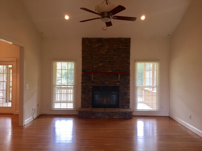 Building Photo - Beautiful Brick Home in NW School District