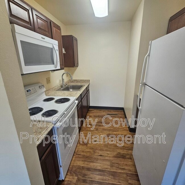 Building Photo - 142 S Cribbon Ave