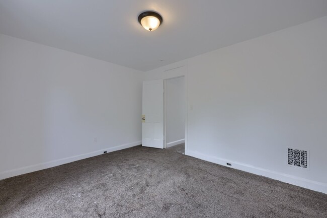 Building Photo - 5 bedroom 1.5 bath. Home available now.