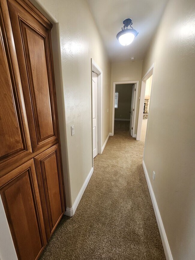 Building Photo - Gorgeous and Spacious 4 Bedroom Home