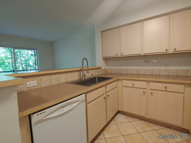 Building Photo - Perfect Location! Greenwood Condo!