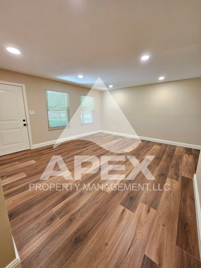 Building Photo - Renovated - 2 Bd 2.5 Ba Townhouse Duplex w/Huge Bonus room and oversized 1-car garage in West Kno...